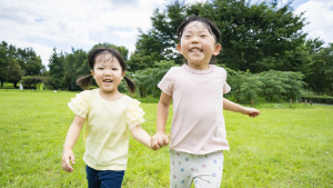 友だちと仲良くやさしい、こども